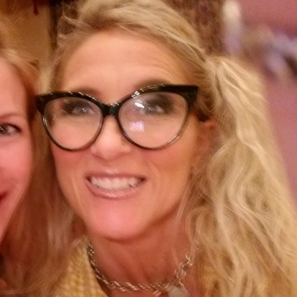 Meet your Posher, Roxie - Picture 1 of 1